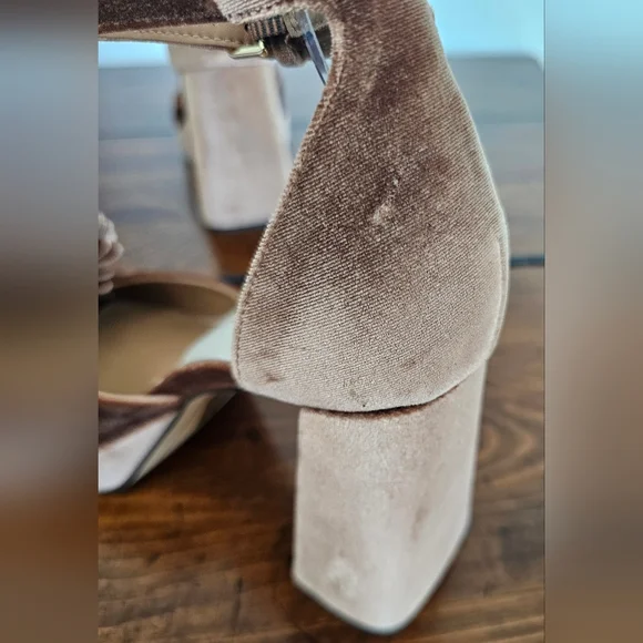 Dolce Vita Women's Tan Velvet Heels/Sandals W/floral Petal Detail Size 8 NWOB - Picture 8 of 11